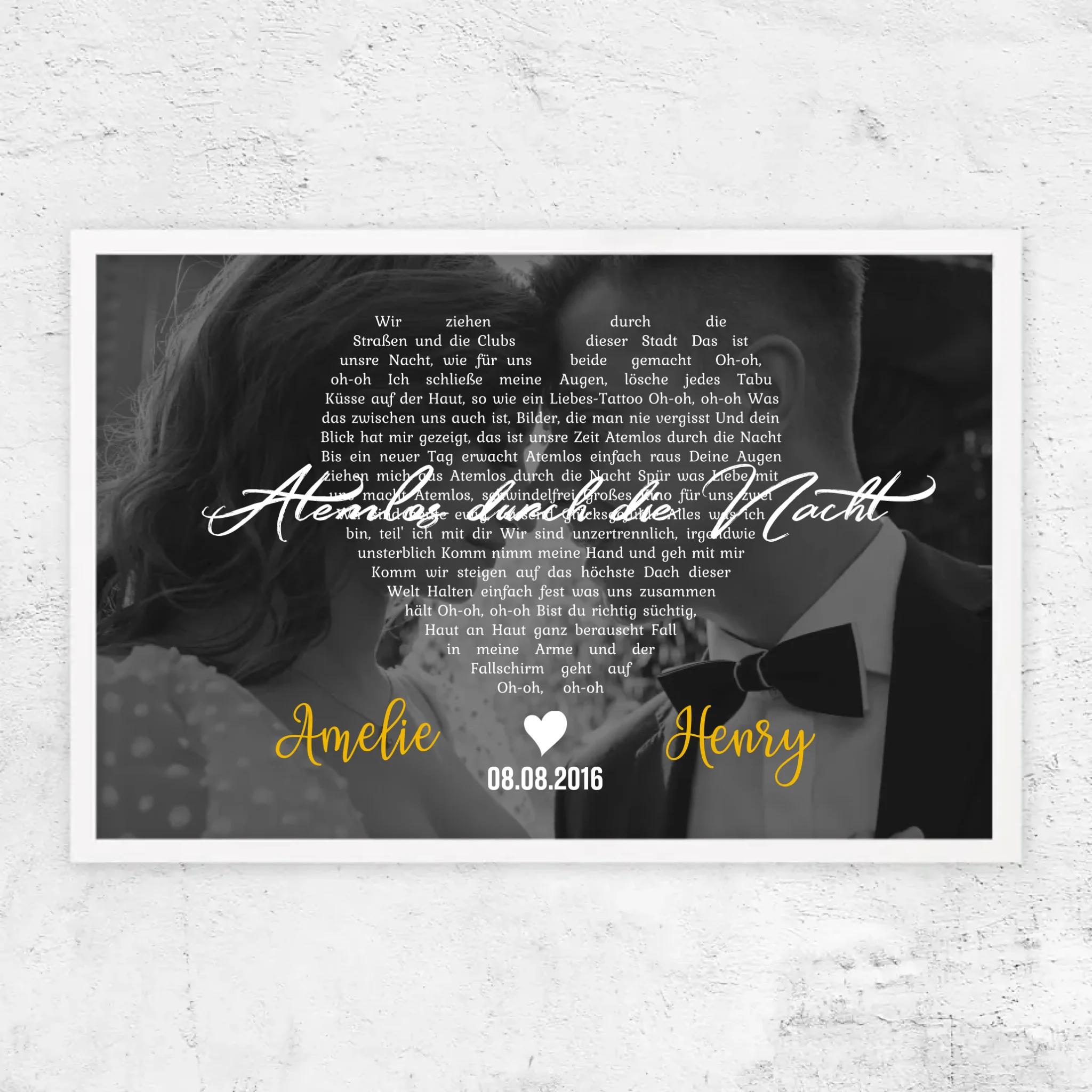 Personalisiertes Poster – Herzförmige Songtexte in Schwarz-Weiß